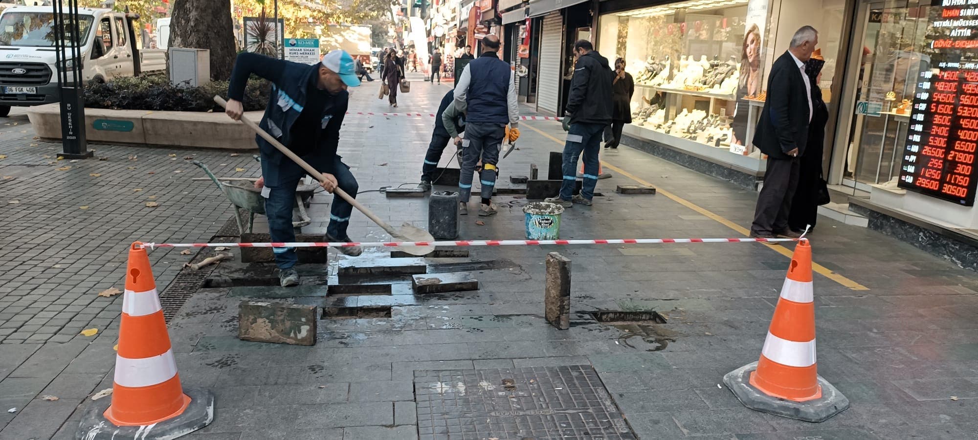 Cumhuriyet Bulvarı'nda Granit Taşlara Bakım!