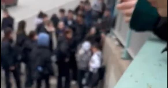 İzmit'te Liseli Kızlar Arasında Şiddet Olayı!