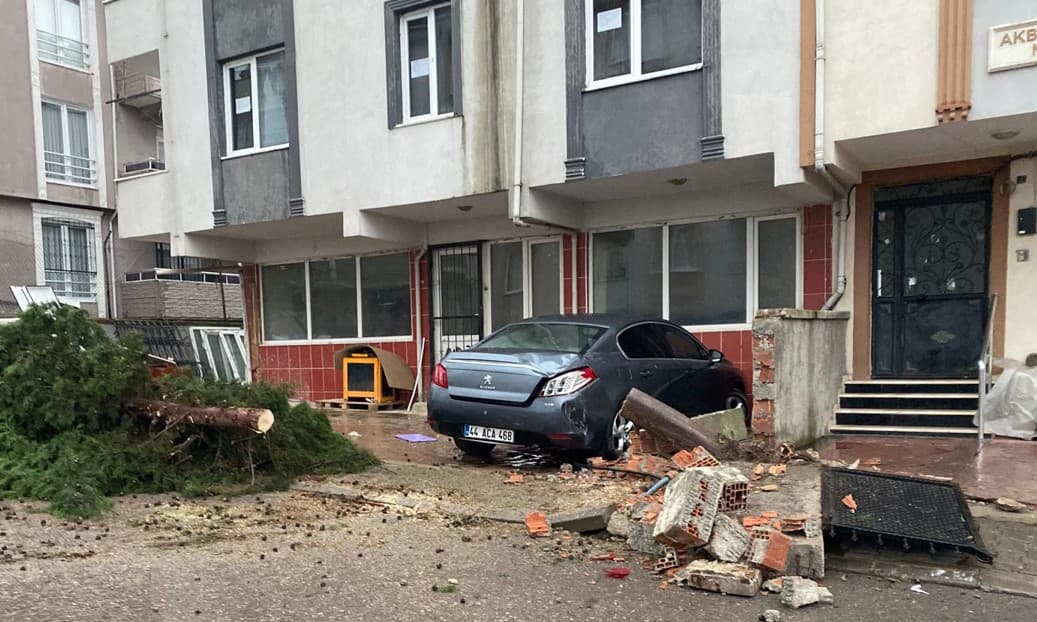 Körfez'de Fırtına Maddi Hasara Yol Açtı!