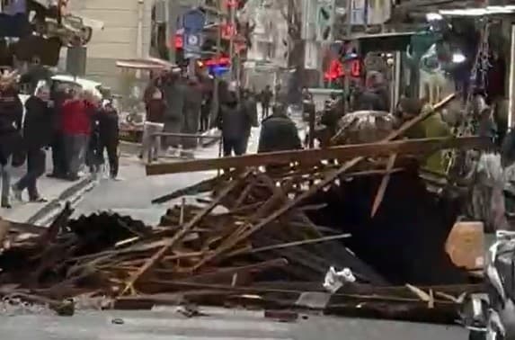 İzmit'te Fırtına Çatıyı Uçurdu!