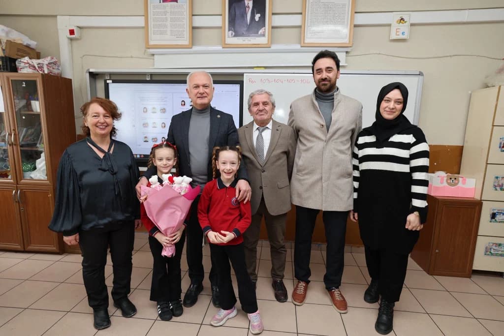 Başkan sözünü tuttu: Minik Ayşe'nin sınıfına konuk oldu
