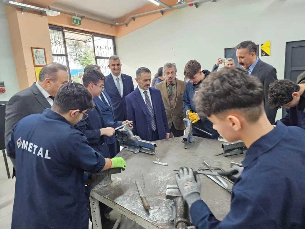 Vali Aktaş eğitim kurumlarında incelemelerde bulundu