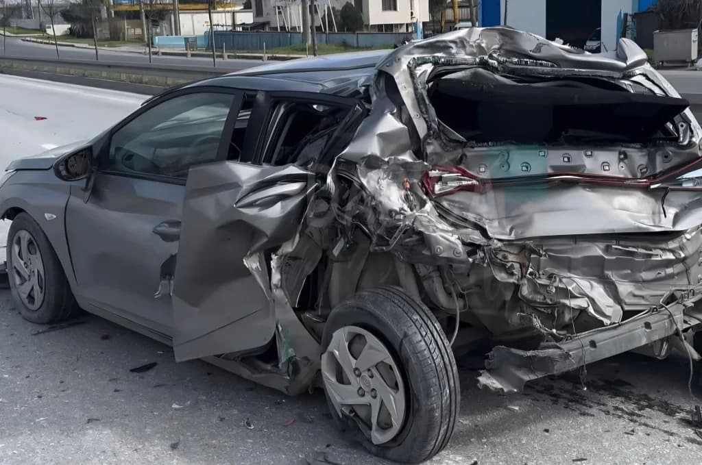 Gebze'de kamyon otomobile çarptı: Yaralı var!