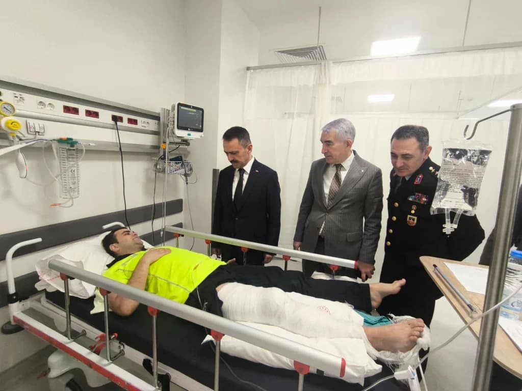 Vali Aktaş'tan yaralı trafik polisine moral ziyareti