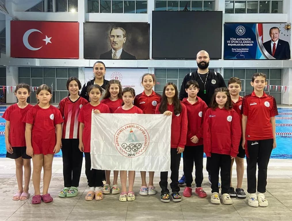 Genç yüzücülerden sezonun ilk yarışında başarı