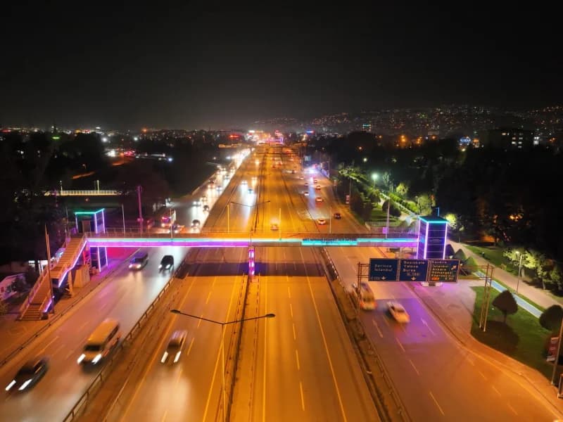 Kocaeli Bilişim Fuarı'nın renkleri üst geçitlerde!