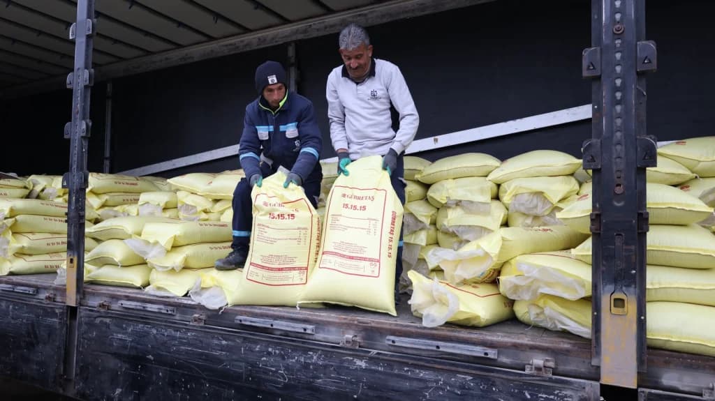 Kocaeli çiftçisine Büyükşehir'den gübre desteği