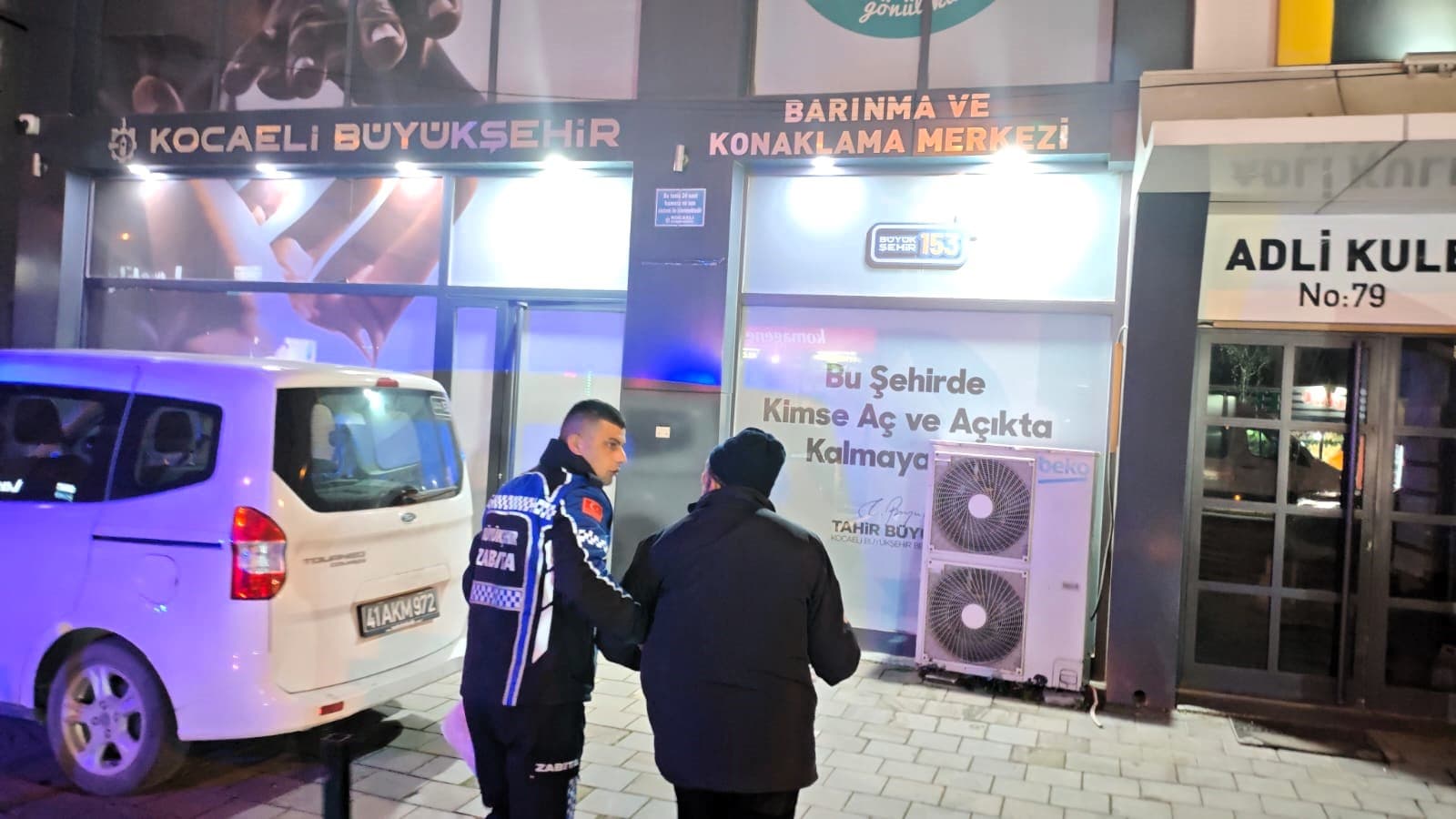 Kocaeli'de Zabıta Mağdurlara Destek Oluyor!