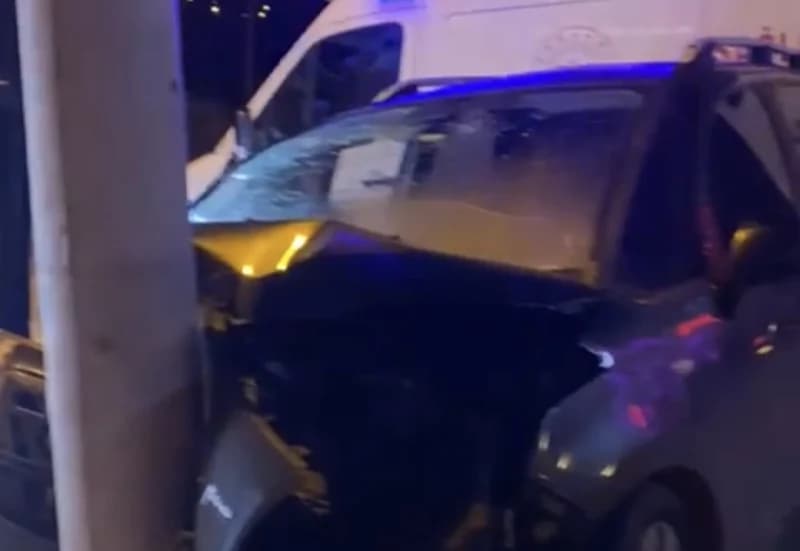 Kartepe'de Bisikletliye Çarpmamak İçin Direğe Çarptı!