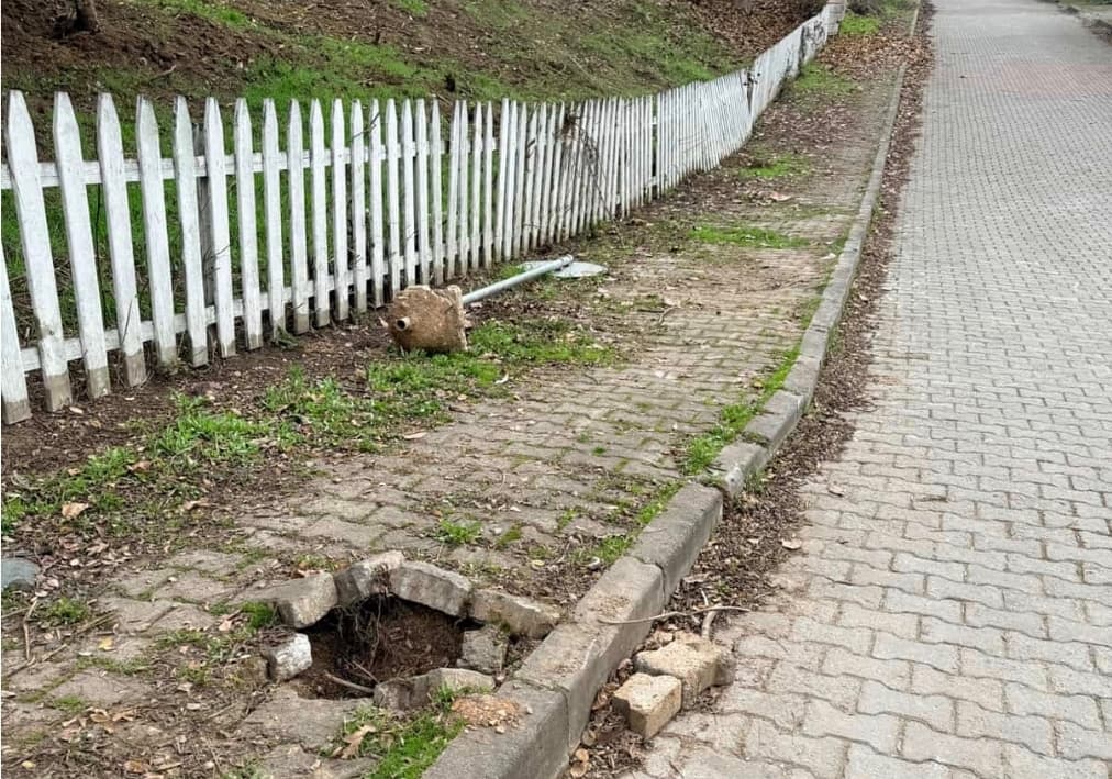 Başiskele Altınkent'te Tehlike Yaratan Trafik Levhası!