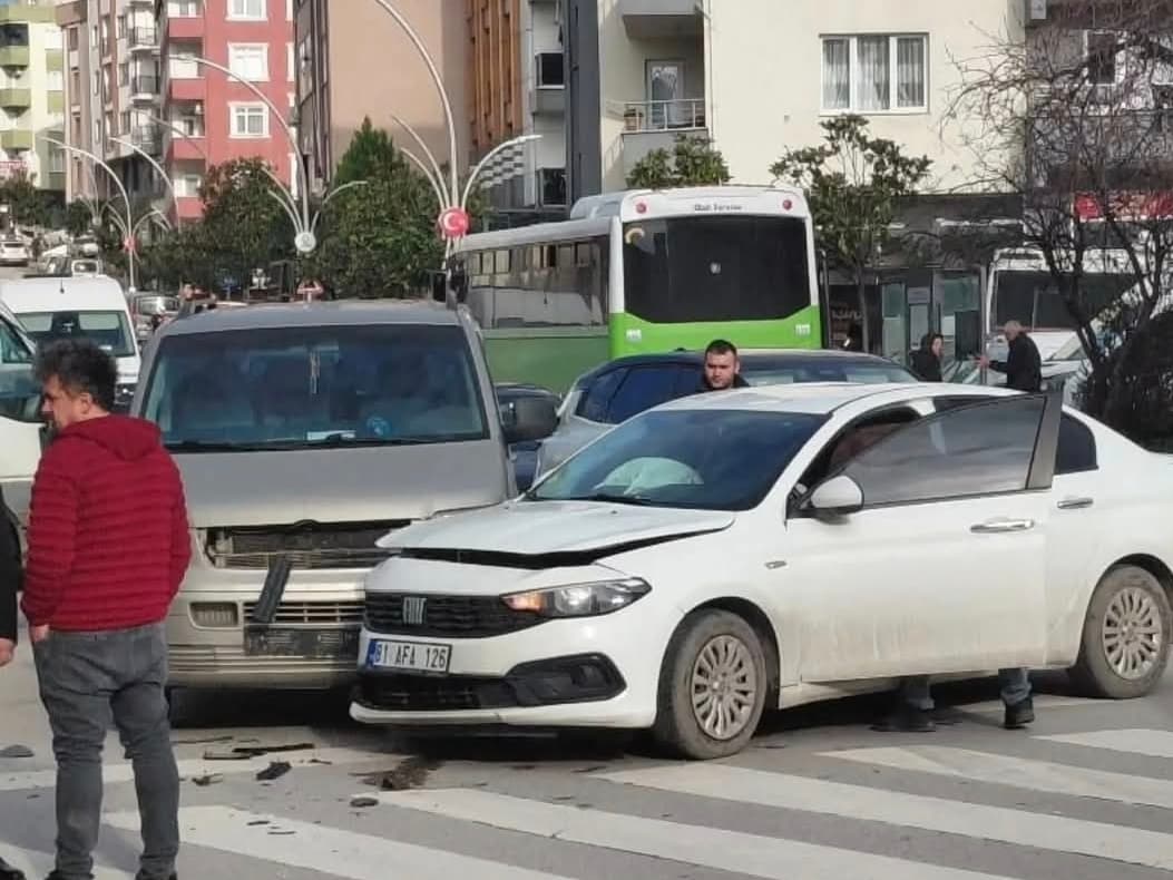 Çayırova'da Kavşakta Maddi Hasarlı Kaza!