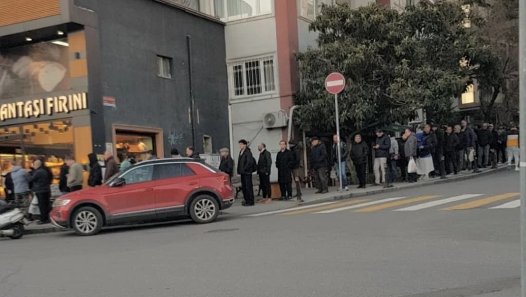 Ramazan'ın ilk iftarında pide kuyruğu geleneği yaşandı
