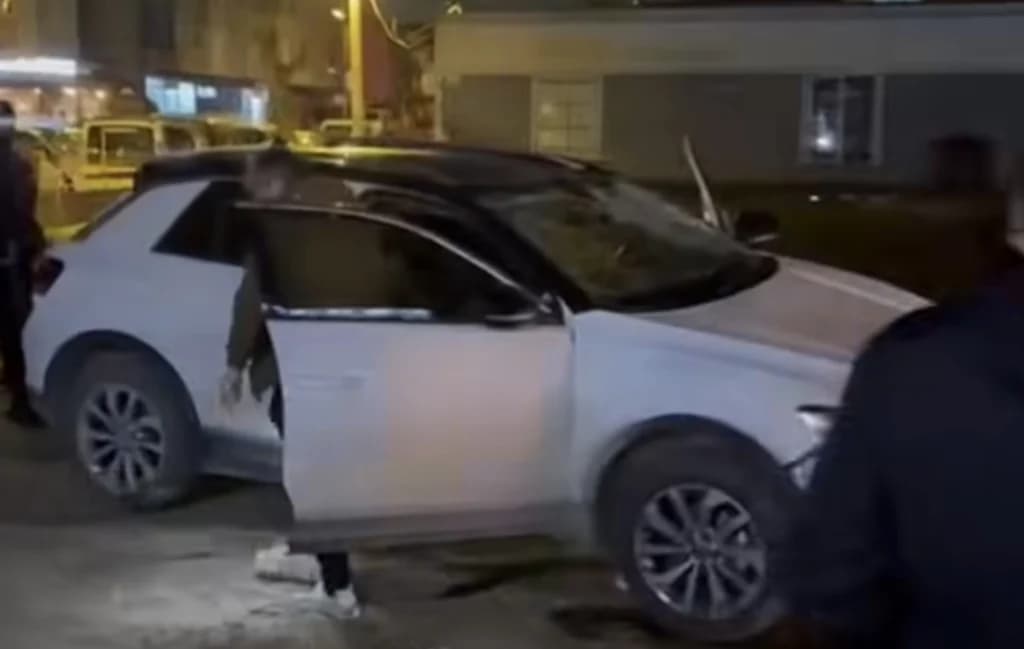 Darıca'da otomobil inşaat çukuruna düştü!