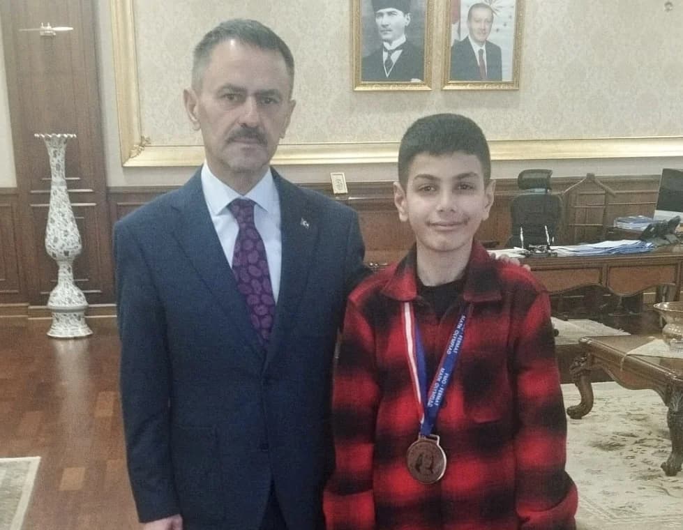 Matematik Olimpiyatlarında Başarı Gösteren Berat Vali Aktaş'ı Ziyaret Etti