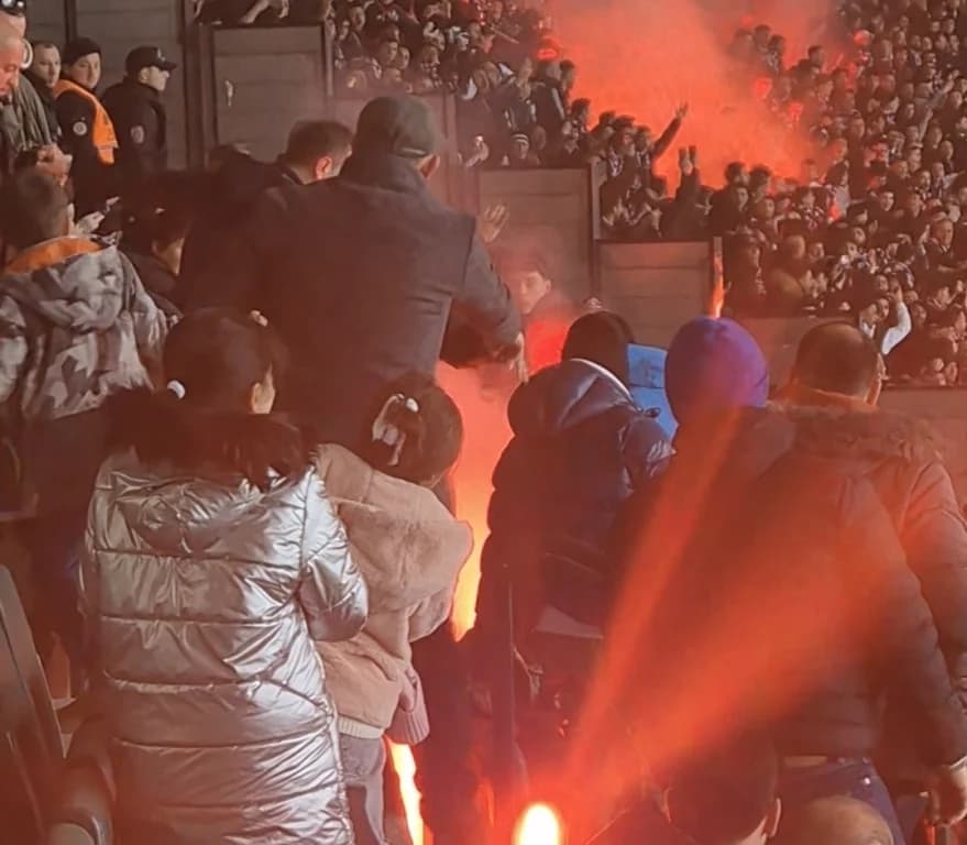 Kocaeli'de Beşiktaş taraftarından meşaleli saldırı!