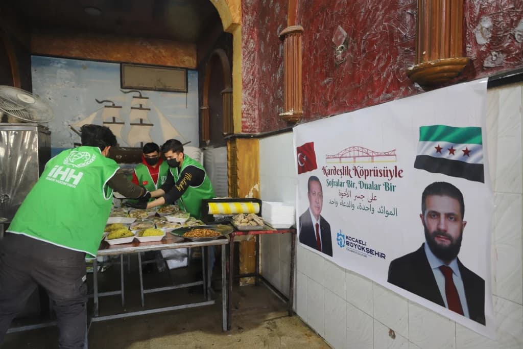 Rakka'da Büyükşehir'den bin kişilik iftar