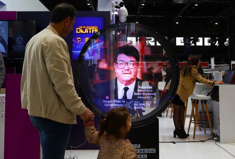 Turgut Özal hologramla Kocaeli Bilişim Fuarı'nda!