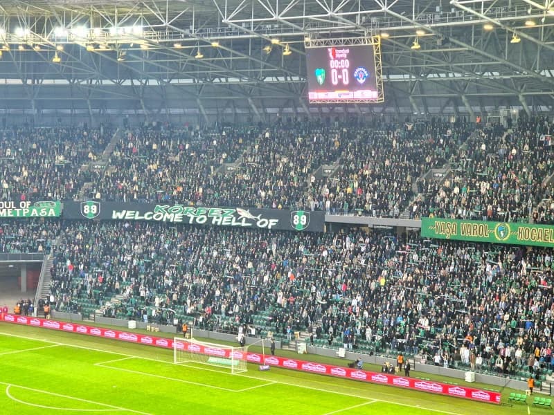 Kocaelispor taraftarından Kasımpaşa maçında büyük destek!