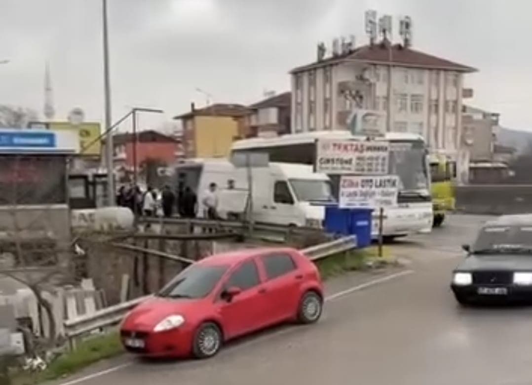 Gölcük'te Beşiktaş Kafilesi Yol Kenarında!