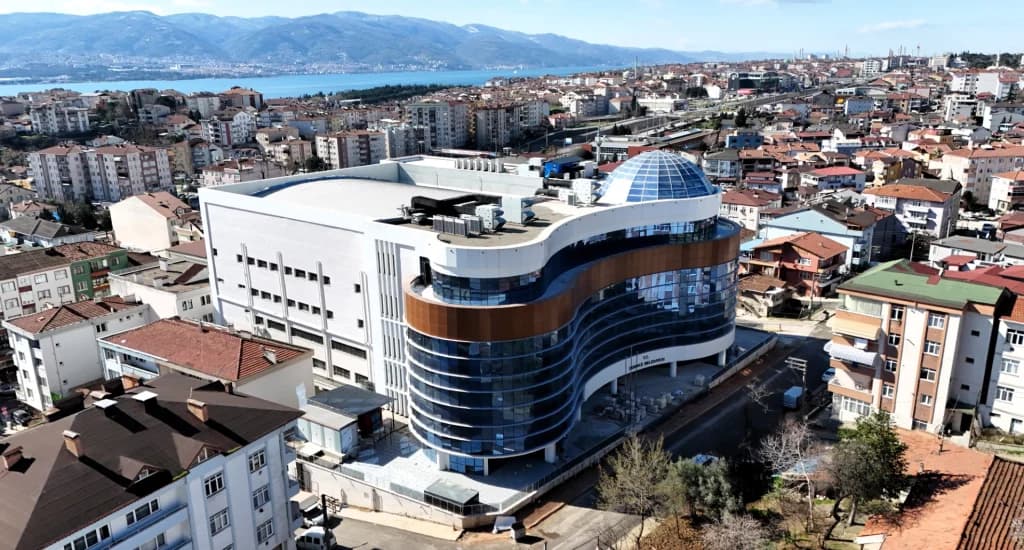Derince Belediyesi'nin Yeni Hizmet Binası Tamamlanıyor