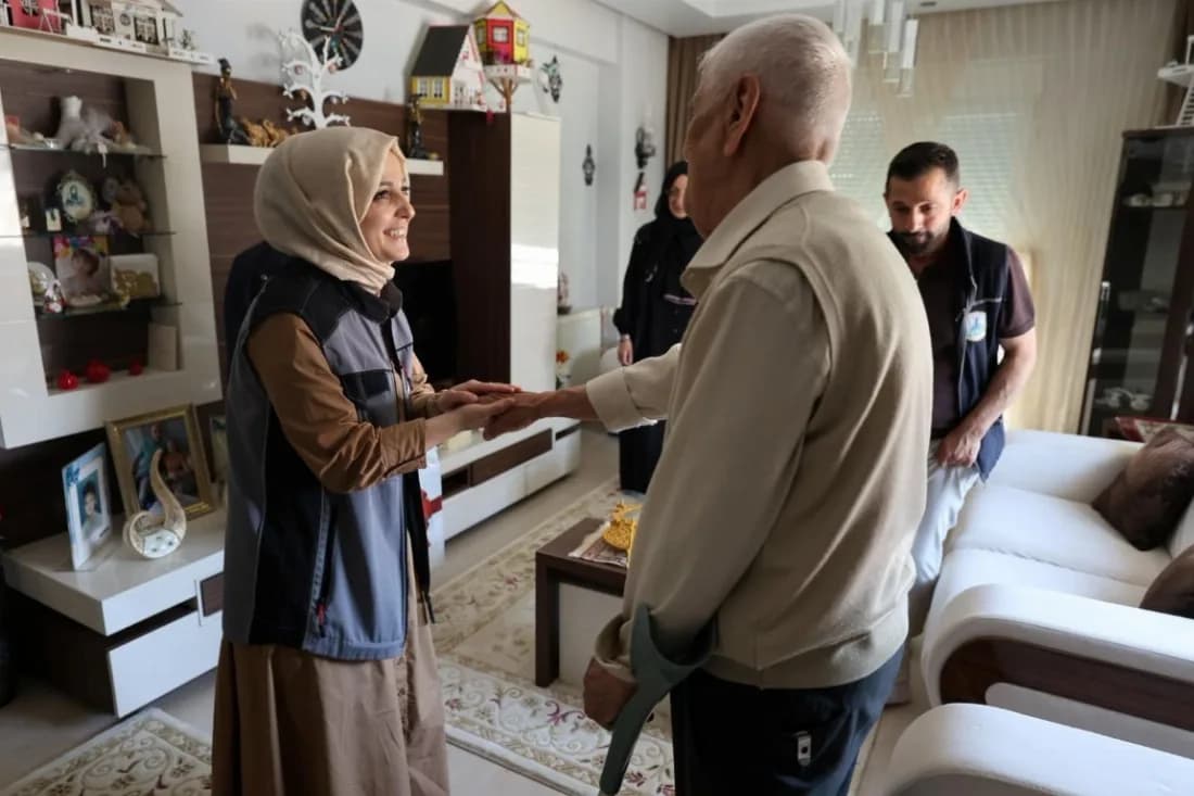 "Alo Evlat" ekipleri bayramda yaşlıları yalnız bırakmadı