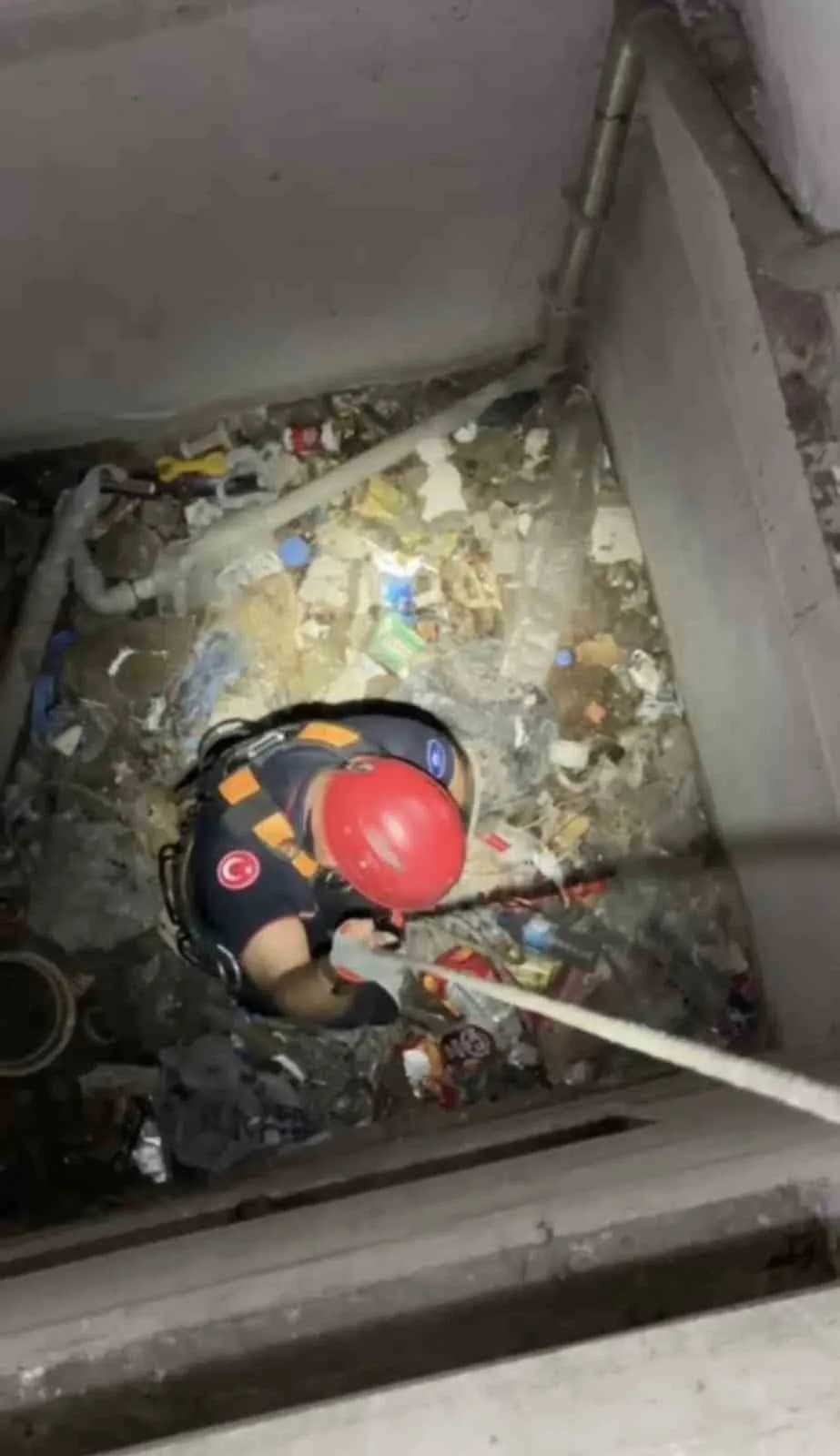 Apartman boşluğuna düşen yavru martı ekiplerce kurtarıldı