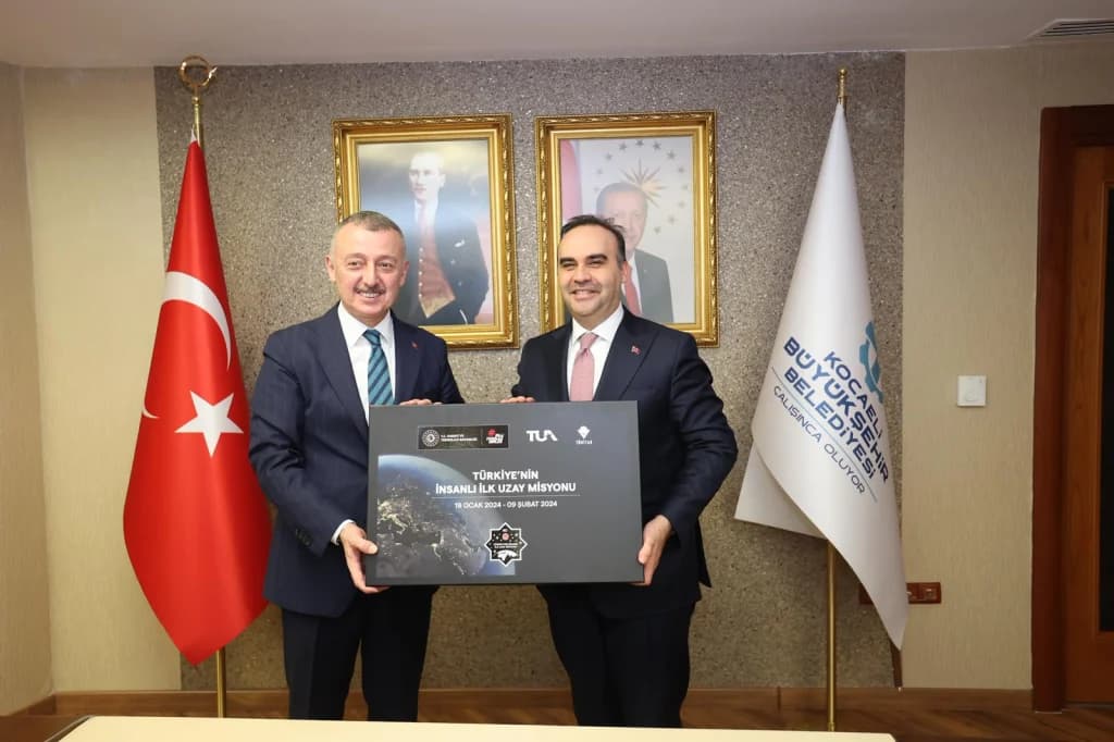 Bakan Kacır Kocaeli Büyükşehir'i Ziyaret Etti