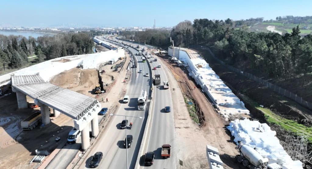 Başiskele Kavşağı'nda 78 Tonluk Yaya Üst Geçidi Montajı