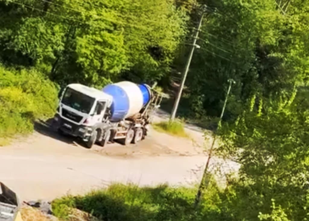 Başiskele'de beton mikseri mesire alanını kirletti!