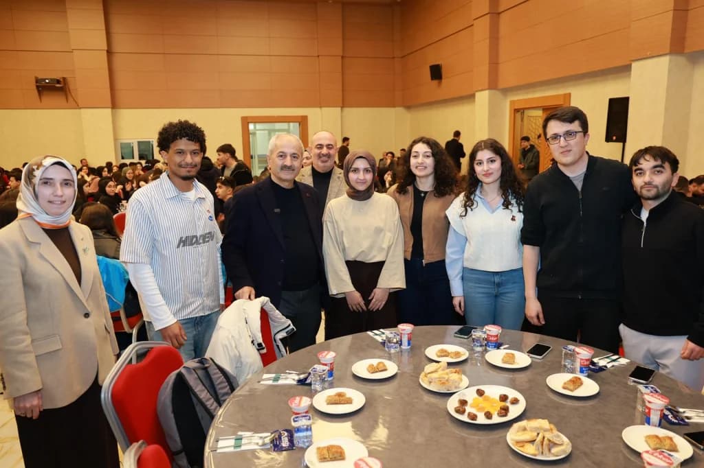 Başkan Büyükgöz gençlerle iftar sofrasında buluştu