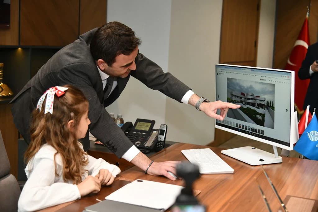 Başkan Özlü koltuğunu minik Melisa'ya devretti