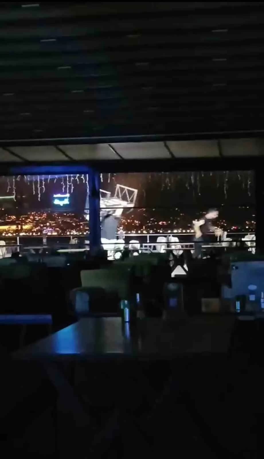 Birbirini tanımayan şahısların bıçaklı ve koltuklu kavgası kameraya yansıdı