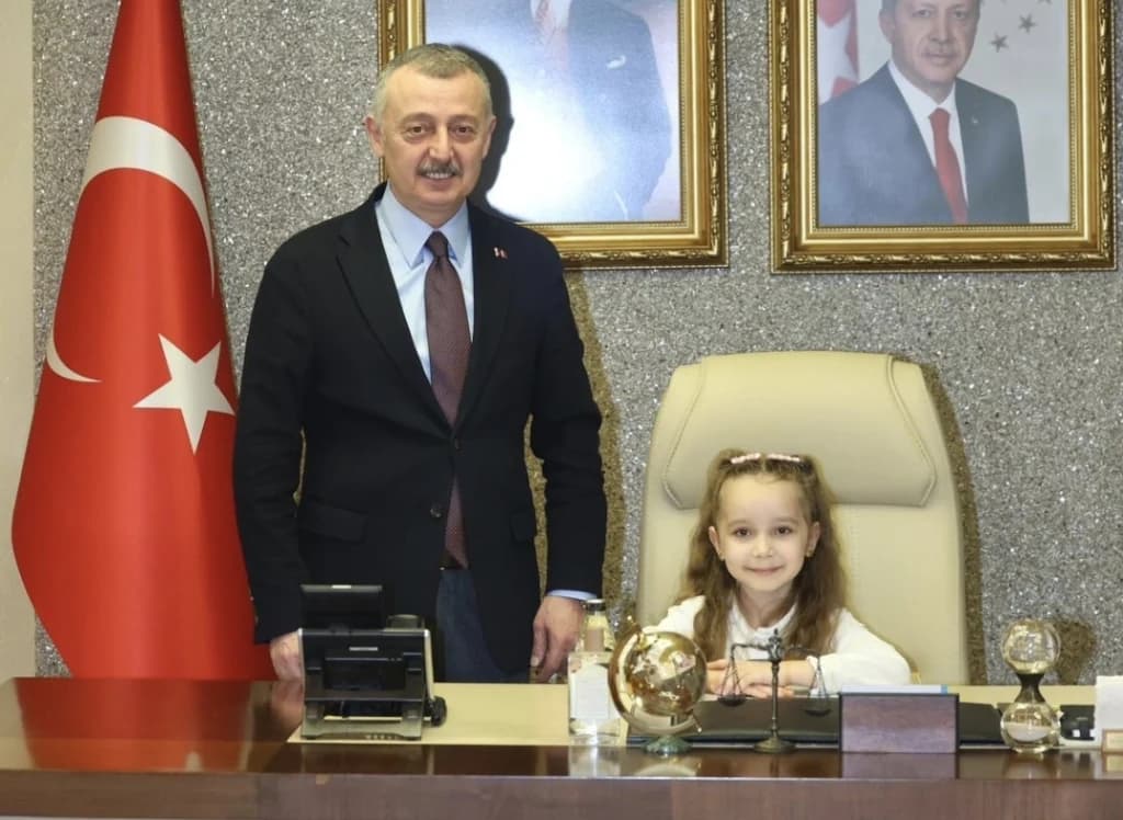 Büyükakın koltuğunu çocuklara devretti