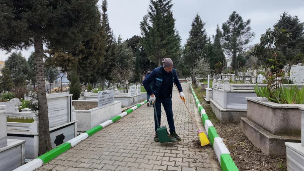 Çayırova mezarlıkları bayrama hazır