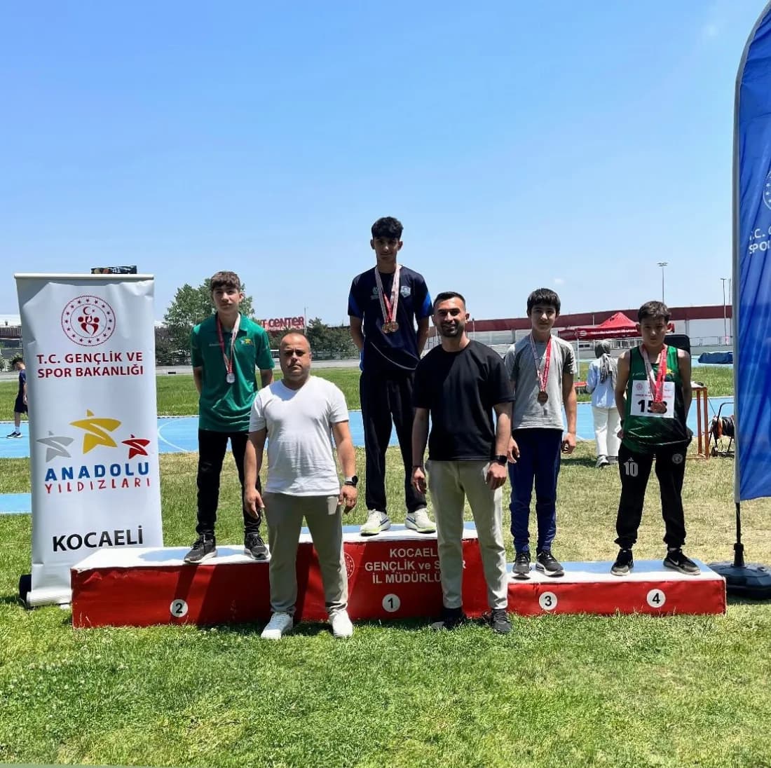 Çayırova’nın genç sporcularından atletizm ve basketbolda başarı yağmuru
