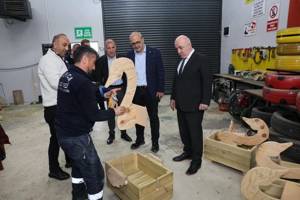 Darıca Belediyesi kent mobilyalarını kendi üretiyor