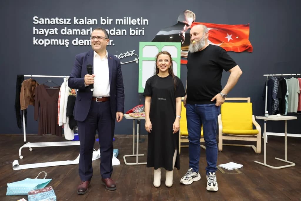 Derince'de kahkaha dolu tiyatro akşamı