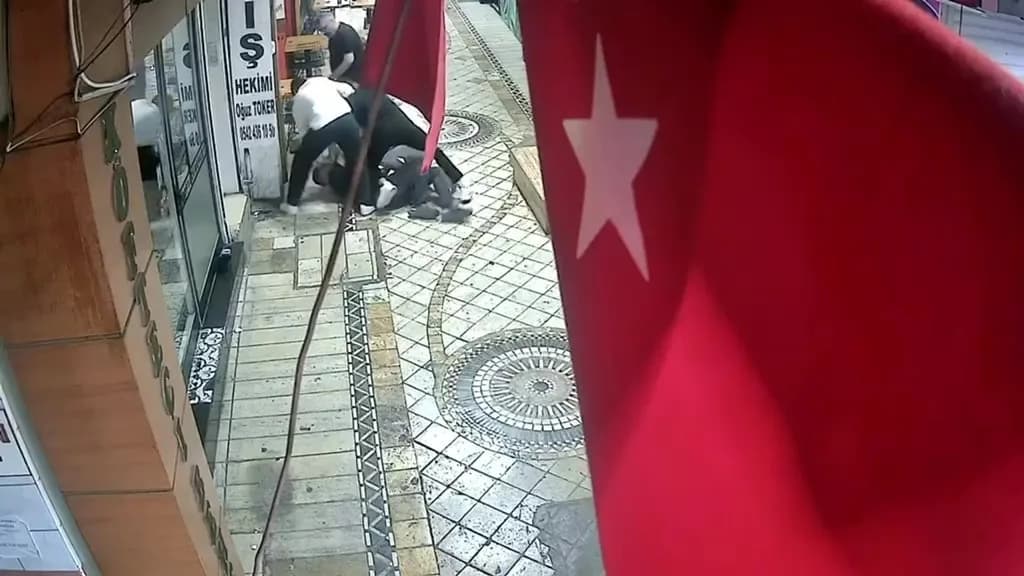 Dört kişi tarafından öldüresiye darbedildi: Olay anı kameraya yansıdı