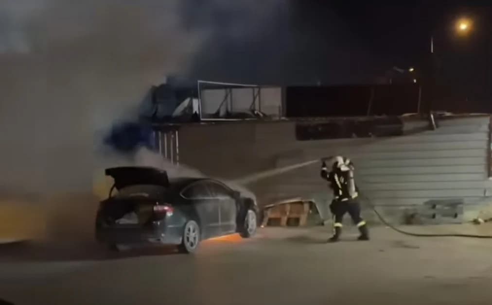 Gebze'de park halindeki araç alevlere teslim oldu!