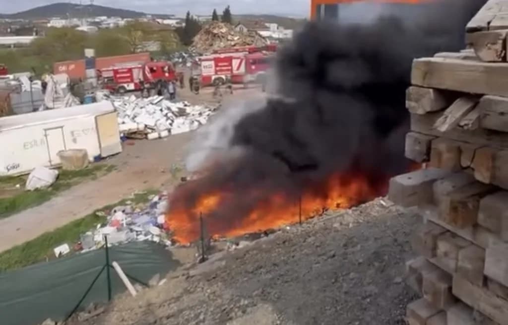 Geri Dönüşüm Tesisinde Yangın: Gebze İtfaiyesi Seferber Oldu