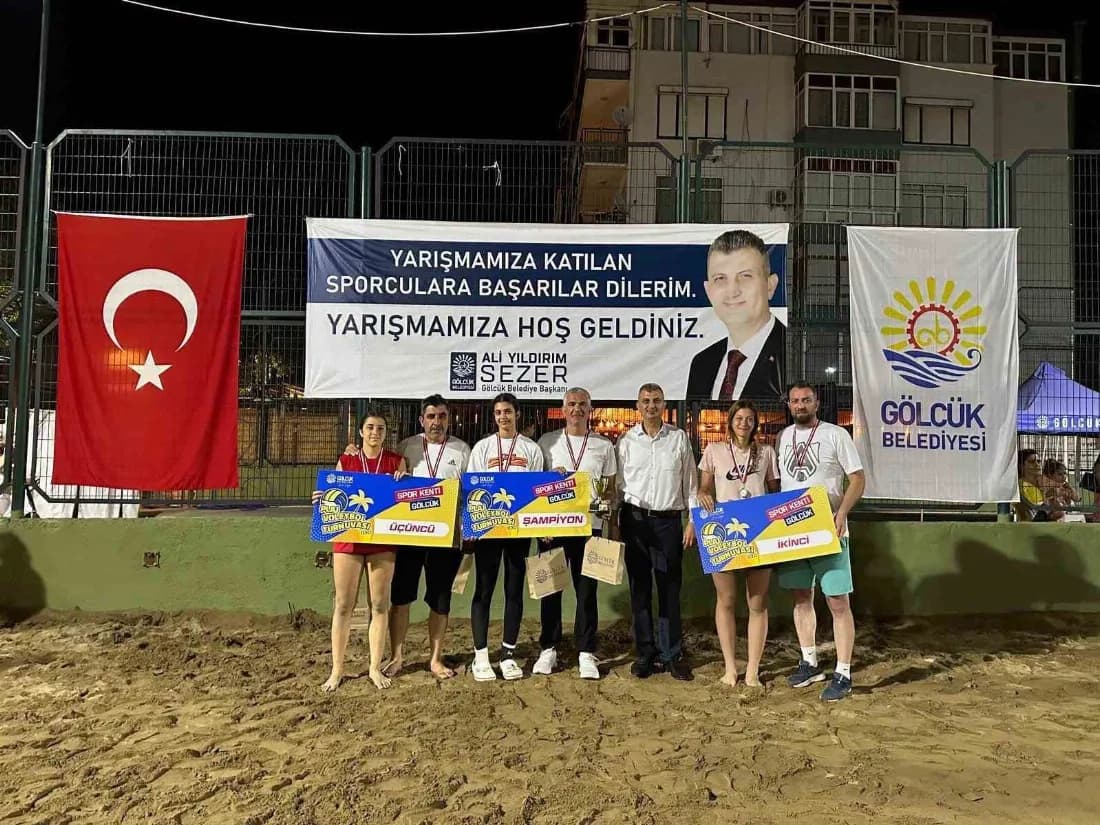 Gölcük’te 304 minik sporcunun plaj voleybolu heyecanı