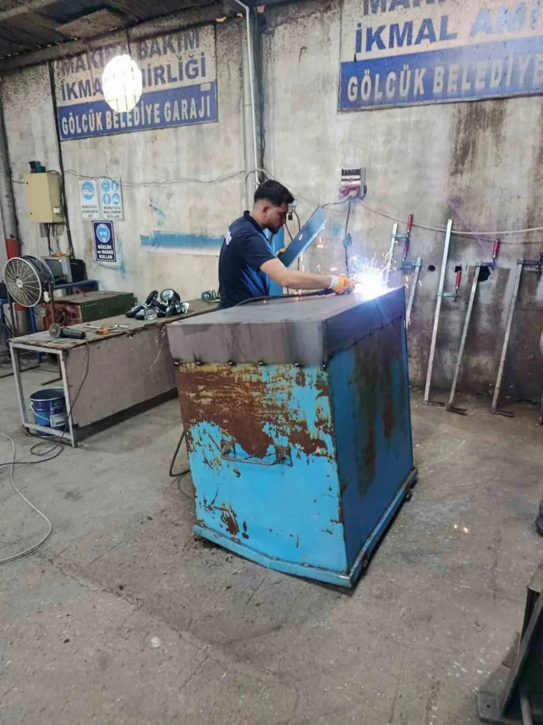 Gölcük’te eskiyen konteynerler çöpe gitmiyor, yenilenerek tasarruf sağlanıyor