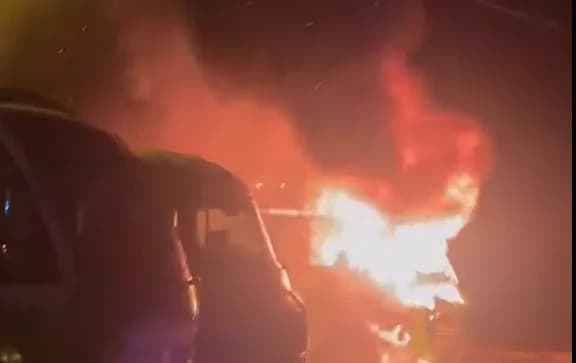 Gölcük'te park halindeki otobüs alevlere teslim oldu