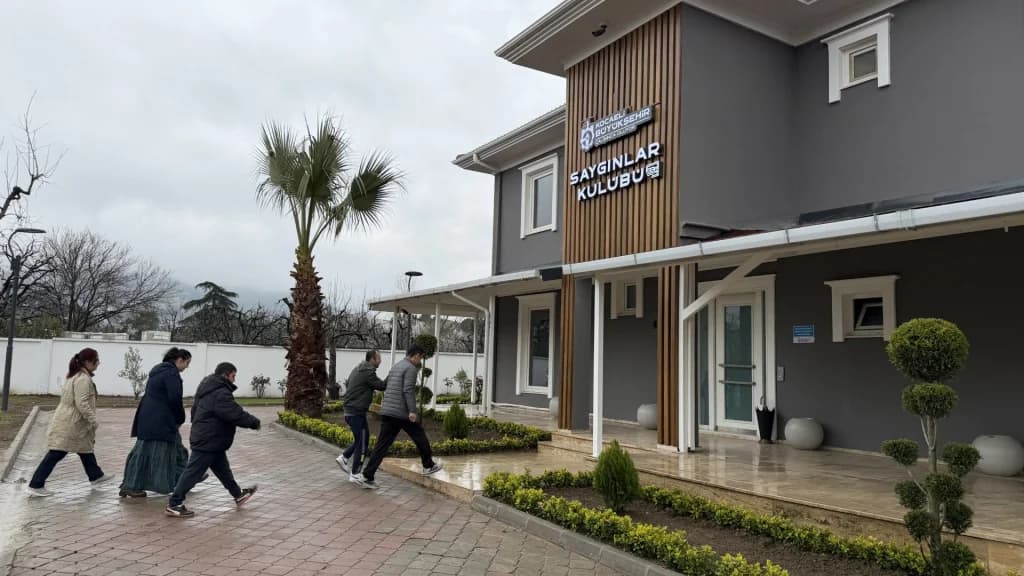 Gölcük'te yeni sosyal yaşam merkezi: Saygınlar Kulübü açıldı!