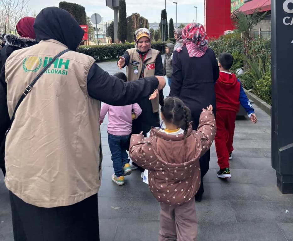 İHH Dilovası'ndan yetim çocuklara bayramlık