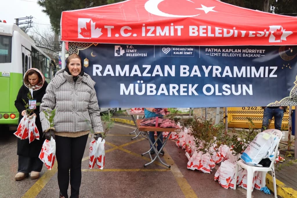 İzmit'te bayram öncesi mezarlıklarda fide dağıtımı