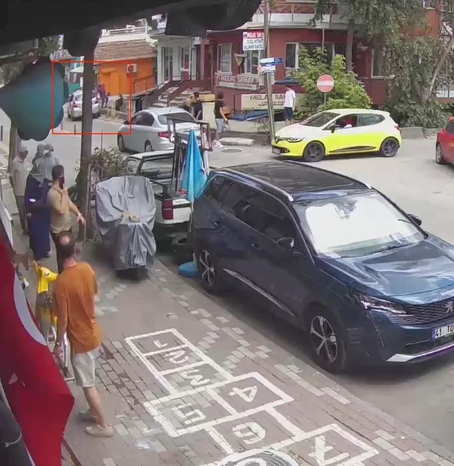 Kaldırıma çıkan otomobil yayalara çarptı: 2 yaralı