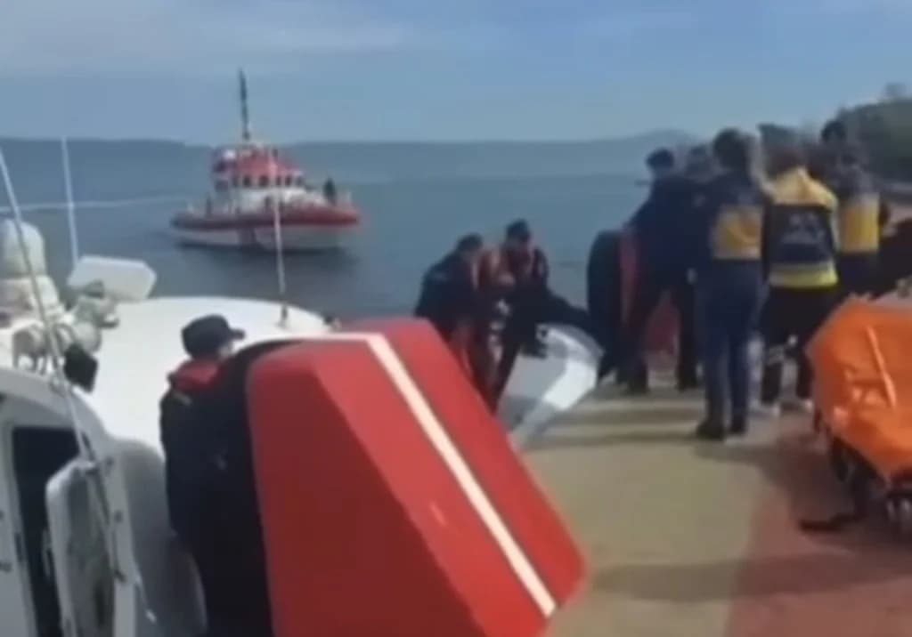 Karamürsel'de Sahildeki Kadın Şişme Botla Açılırken Mahsur Kaldı!