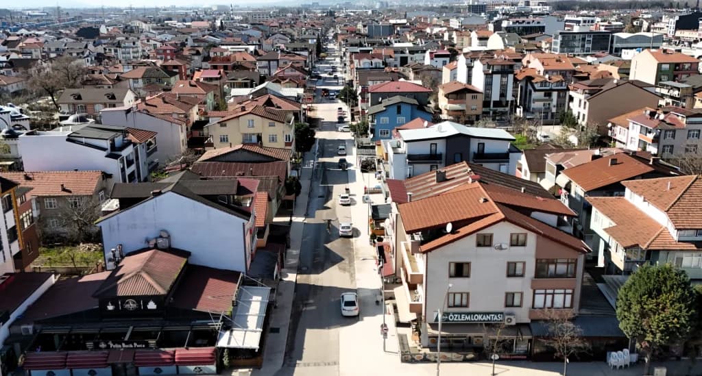 Kartepe İstasyon Mahallesi'nde yol yenileme sürüyor