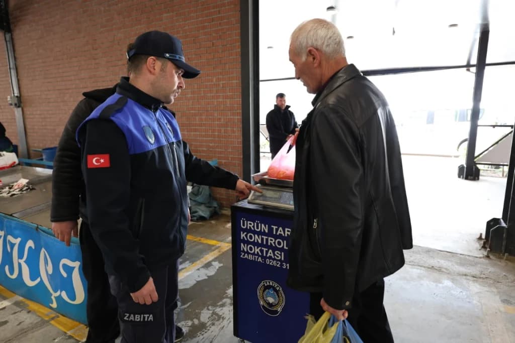 Kartepe'de pazar denetimi: Tartılar kontrol edildi